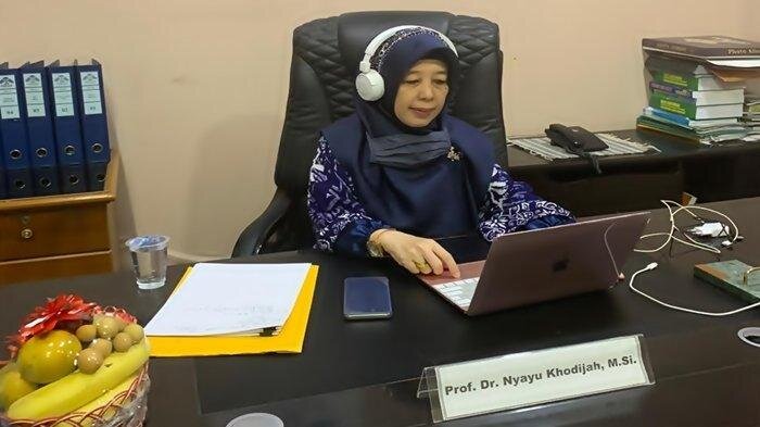 پروفسور دکتر نیایو خدیجه، اولین رئیس دانشگاه زن در دانشگاه رادن فتح پالمبانگ  پروفسور دکتر نیایو خدیجه، اولین رئیس دانشگاه زن در دانشگاه رادن فتح پالمبانگ