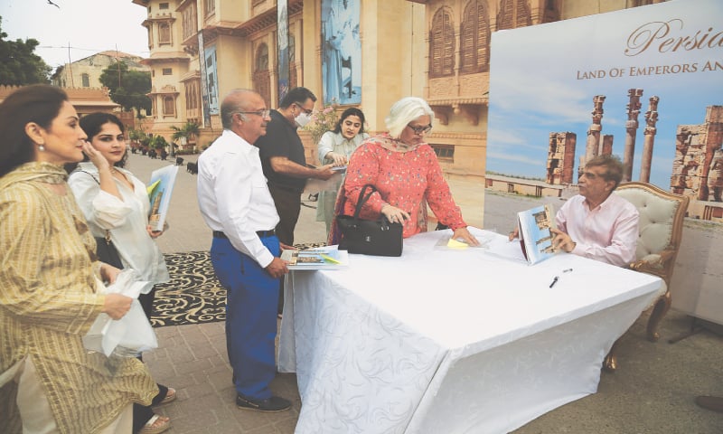 کتاب تاریخ، فرهنگ و تمدن ایران در کراچی رو نمایی شد.