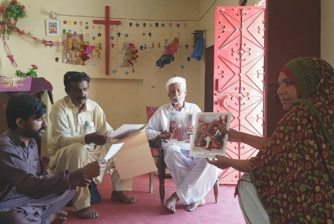 مردم عادی منتظر مشارکت در کلیسای پاکستان هستند