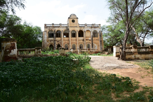 قلعه سابق فرماندار سنگال: «جنون» رها شده «بارون راجر» در منطقه Richard-Toll
