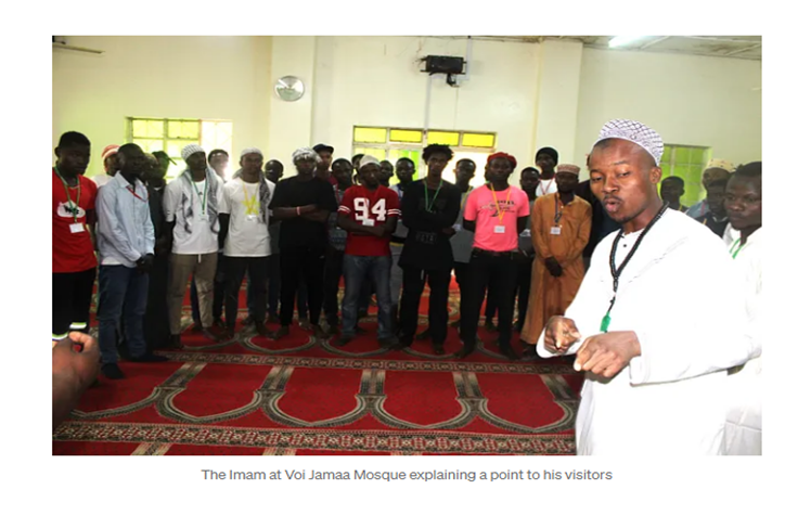 بازدید جوانان کنیایی از مسجد و کلیسا برای یک تور آموزشی بین ادیان