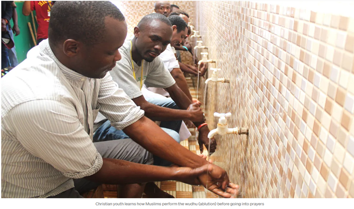 بازدید جوانان کنیایی از مسجد و کلیسا برای یک تور آموزشی بین ادیان