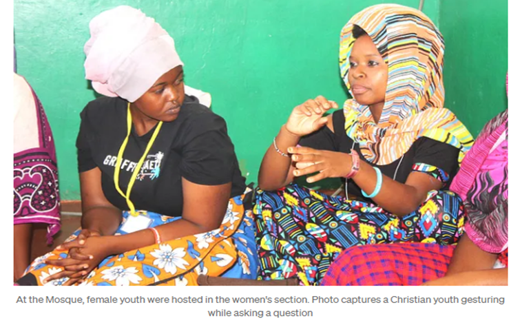 بازدید جوانان کنیایی از مسجد و کلیسا برای یک تور آموزشی بین ادیان