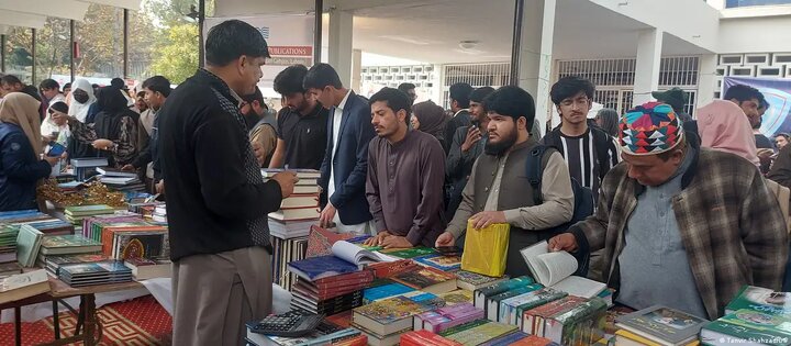 دانشگاه پنجاب پاکستان در ۷ مارس میزبان بزرگترین نمایشگاه کتاب شده است. دانشگاه پنجاب پاکستان در ۷ مارس میزبان بزرگترین نمایشگاه کتاب شده است.