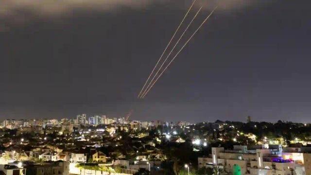 ایران 300 موشک و پهپاد به اسرائیل پرتاب کرد ایران 300 موشک و پهپاد به اسرائیل پرتاب کرد