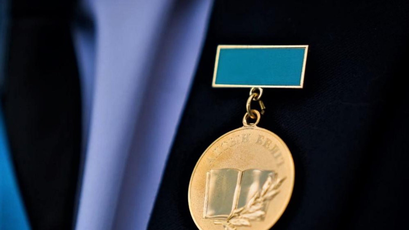 چند دانشآموز نشان " طلا" را در قزاقستان دریافت کردند؟