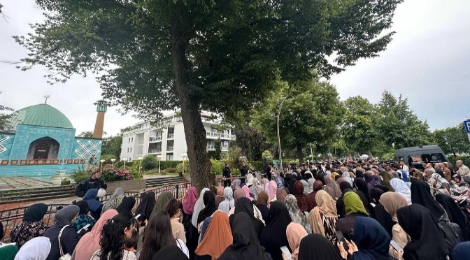 تظاهرات در مقابل مسجد آبی: صدها نفر خواستار بازگشایی هستند