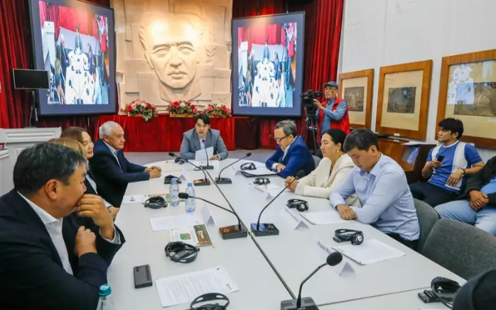 جایزه ماهانه مادام العمر 500 دلاری ادبی قزاقستان