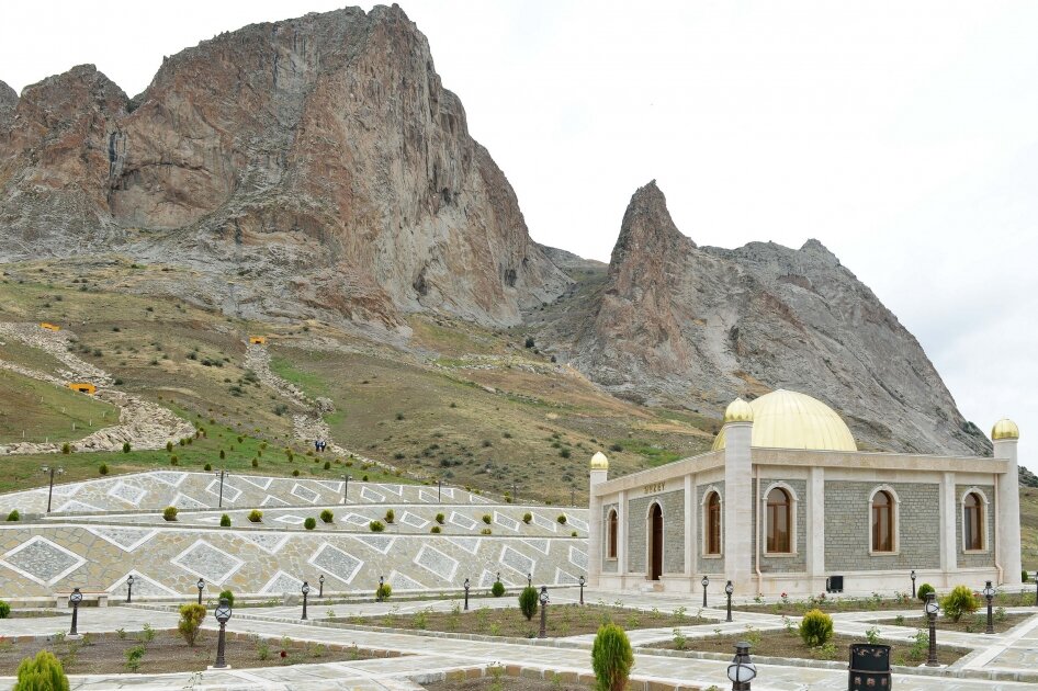 نمای نزدیک شمالی از پایین قلعه پایین کوه