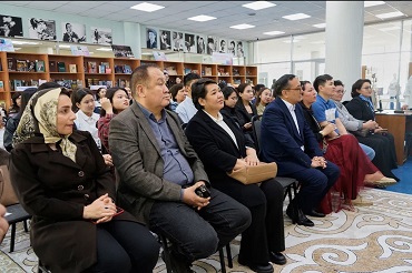 استقبال چشمگیر نوجوانان قزاق از "کتاب یک صفحه ای" ایرانی؛ 
