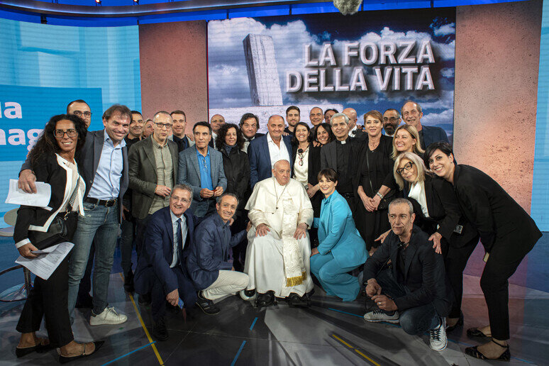 پاپ بر قاب تلویزیون