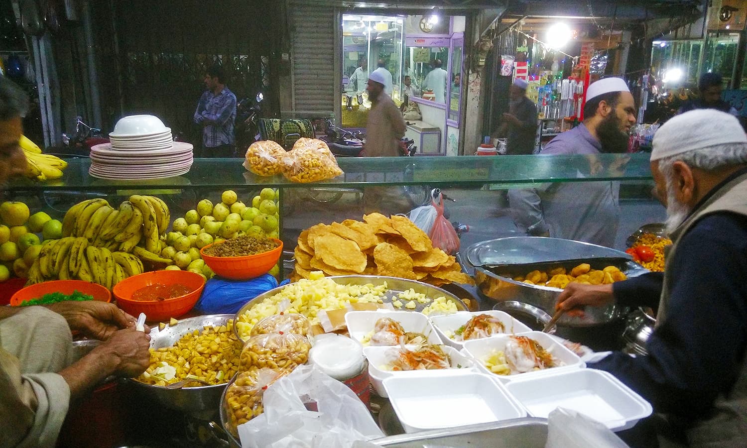 گپ و گفتی با یادگارهای گذشته در بازار بهابرا، راولپندی