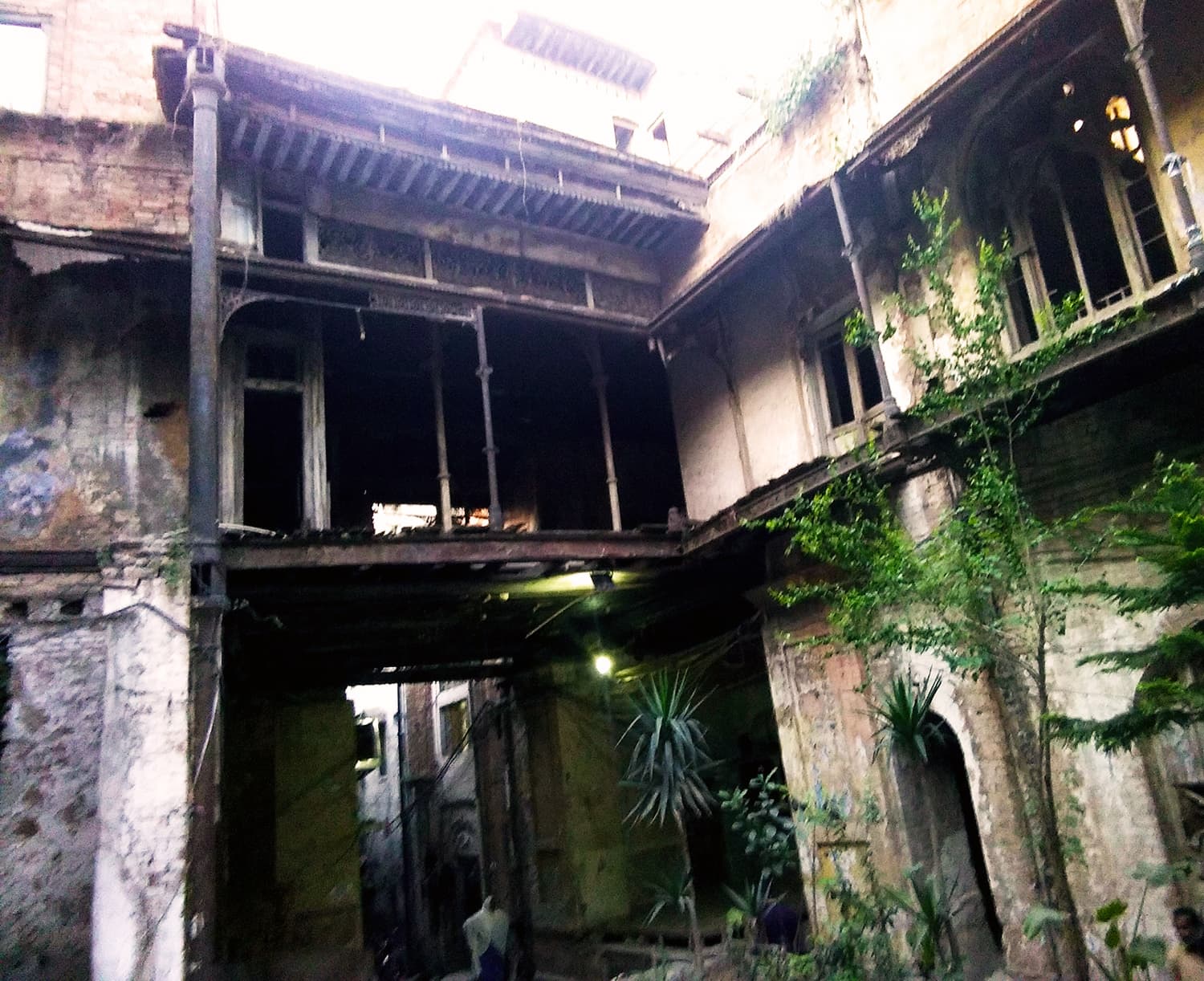 گپ و گفتی با یادگارهای گذشته در بازار بهابرا، راولپندی