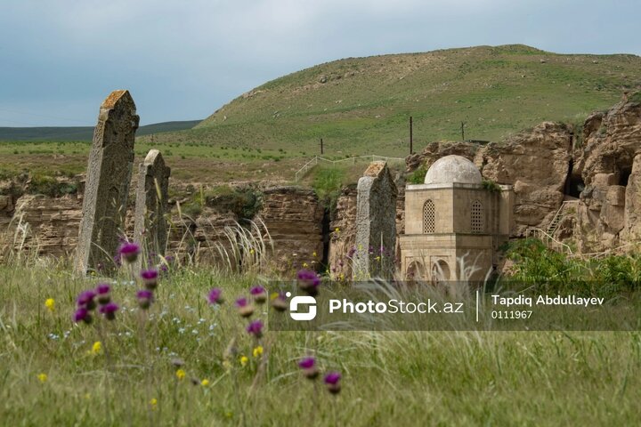 مقبره دیری بابا؛ شاهکاری از معماری شیروان–آبشرون در دل تاریخ جمهوری آذربایجان مقبره دیری بابا؛ شاهکاری از معماری شیروان–آبشرون در دل تاریخ جمهوری آذربایجان