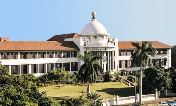 لوساندا مادوندو جوانترین فارغالتحصیل مراسم پاییزی دانشگاه کوآزولو-ناتال 
 لوساندا مادوندو جوانترین فارغالتحصیل مراسم پاییزی دانشگاه کوآزولو-ناتال