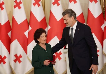 تقدیر میخِاییل قاولا شویلی رئیس جمهور گرجستان از برگزیدگان جایزه ملی گرجستان( جایزه شوتا روستاولی )