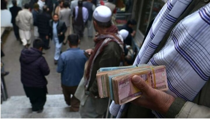 قطع جریان حواله‌ها از ایران؛ بحران اقتصادی در افغانستان عمیق‌تر می‌شود