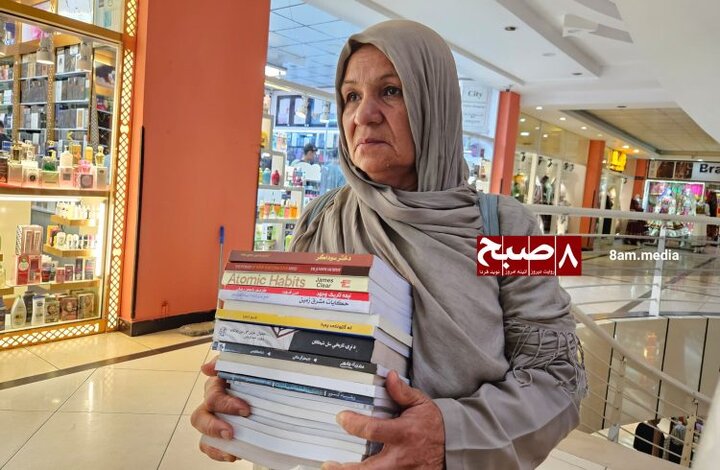 زنی با کتاب، میان مشت‌ و لگد؛ «دل‌جان» هنوز تسلیم نشده است