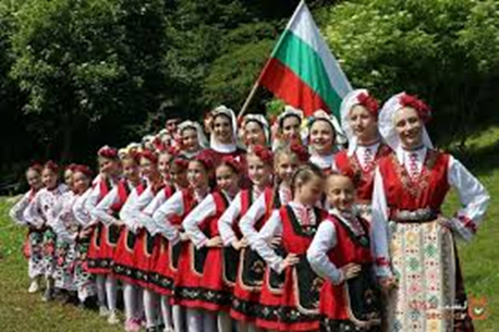 بررسی فرهنگ پوشش های  محلی و سنتی  در بلغارستان