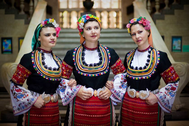 بررسی فرهنگ پوشش های محلی و سنتی در بلغارستان