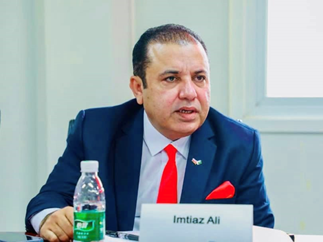 معرفی امتیاز میر، روزنامهنگار بینالمللی و مجری برجسته تلویزیونی پاکستان