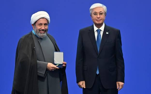 اعطای نشان ارزشمند به نماینده ایران در کنگره رهبران ادیان قزاقستان