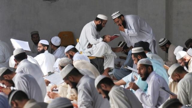 نقش دین در افغانستان؛ بررسی مذهب در قانون اساسی و جامعه