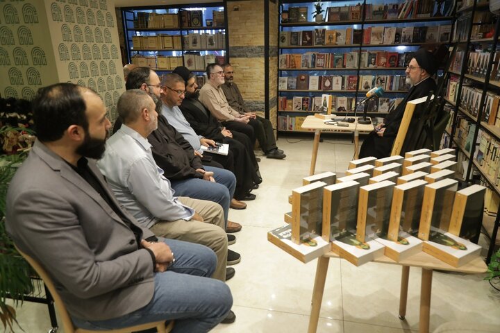 رونمایی نسخه عربی کتاب "کهکشان نیستی" شرح حال آیت الله سید علی قاضی طباطبایی 