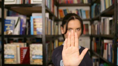 پناه‌گاه‌های ناامن: چگونه آزار و تبعیض در کتابخانه‌های پاکستان آموزش زنان را تضعیف می‌کند