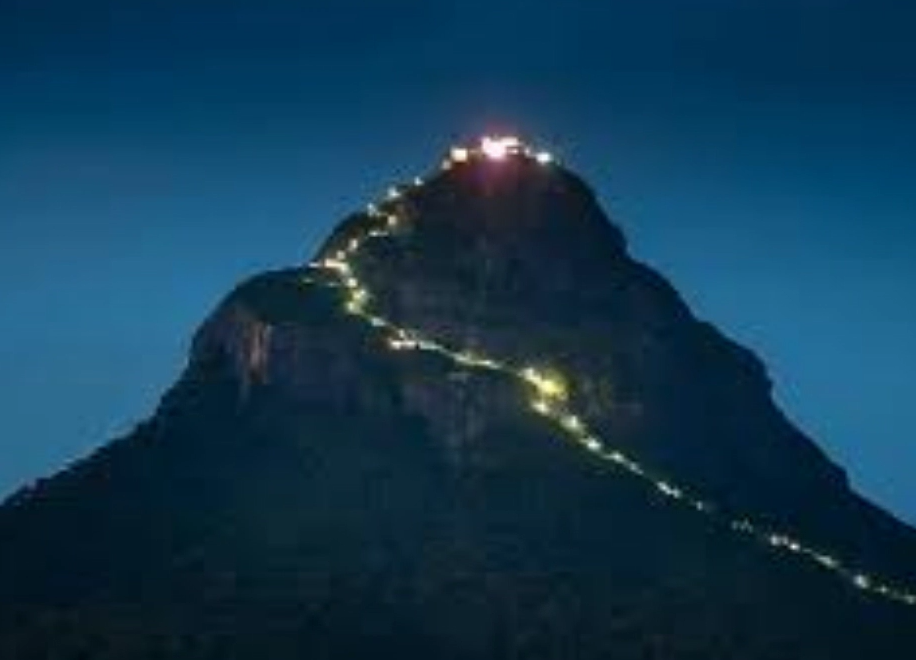 قلۀ آدم: هم‌زیستی طبیعت و باورهای دینی، فرهنگی