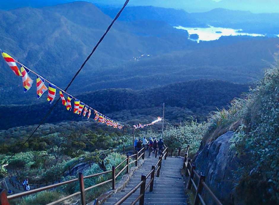 قلۀ آدم: همزیستی طبیعت و باورهای دینی، فرهنگی