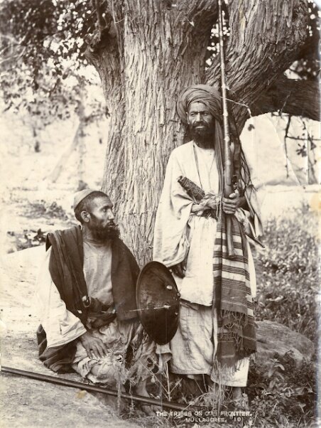 مردان قبیله ملّاگوری، حدود سال ۱۸۹۰ میلادی. برگرفته از مجموعه عکس‌های «قبایل در مرزهای ما» اثر بورن و شپرد.